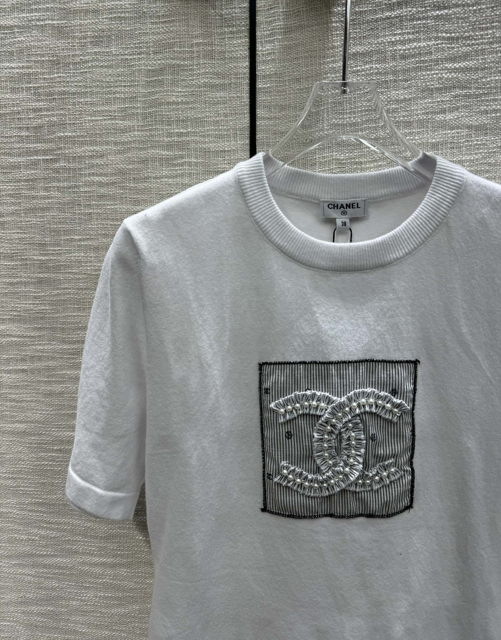 Вязаный топ Chanel 2403 белого цвета с короткими рукавами и двойным логотипом C.