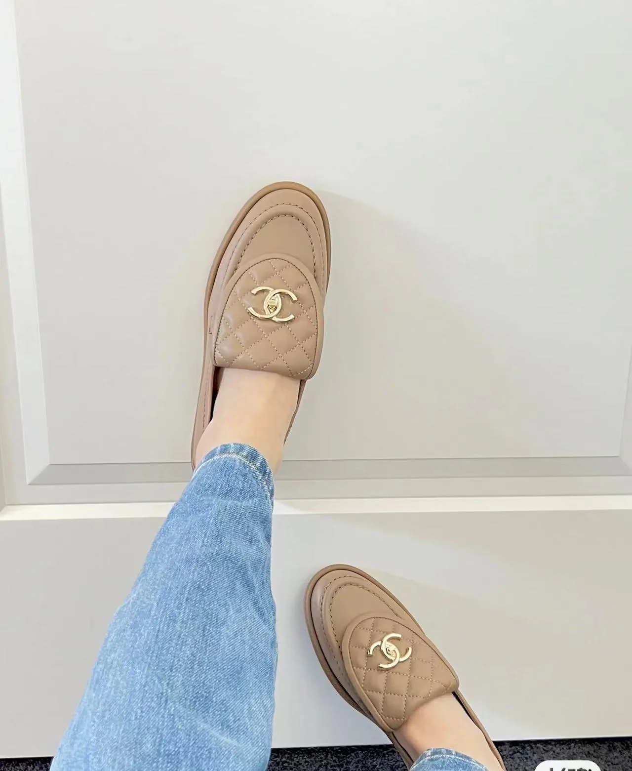 Коллекция Chanel 2022 года с подиума - Стеганые балетки в стиле афро - Фотографии на теле