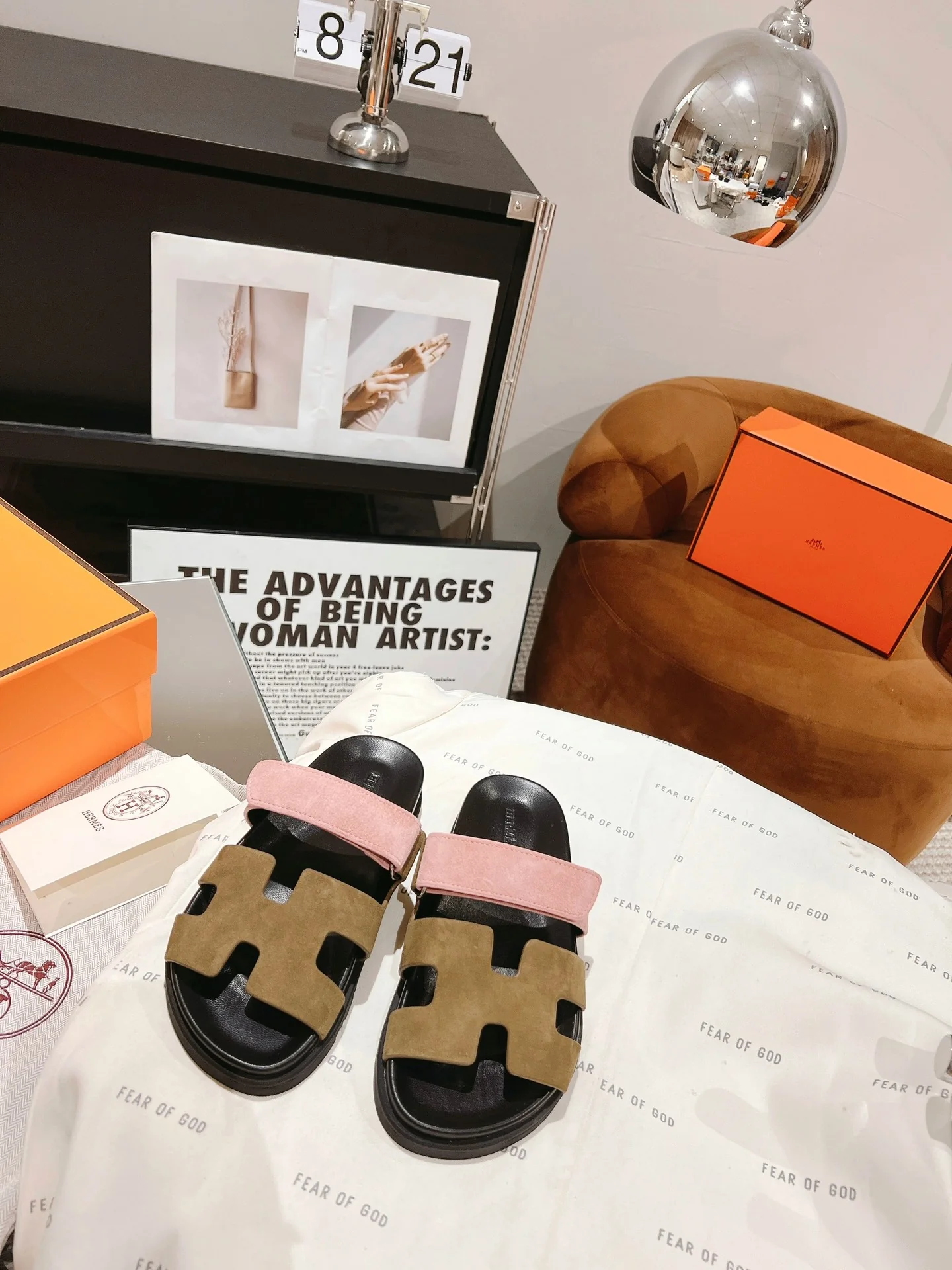 Кожаные и овечьи тапочки Hermes в стиле пэчворк — коричневато-розовые.