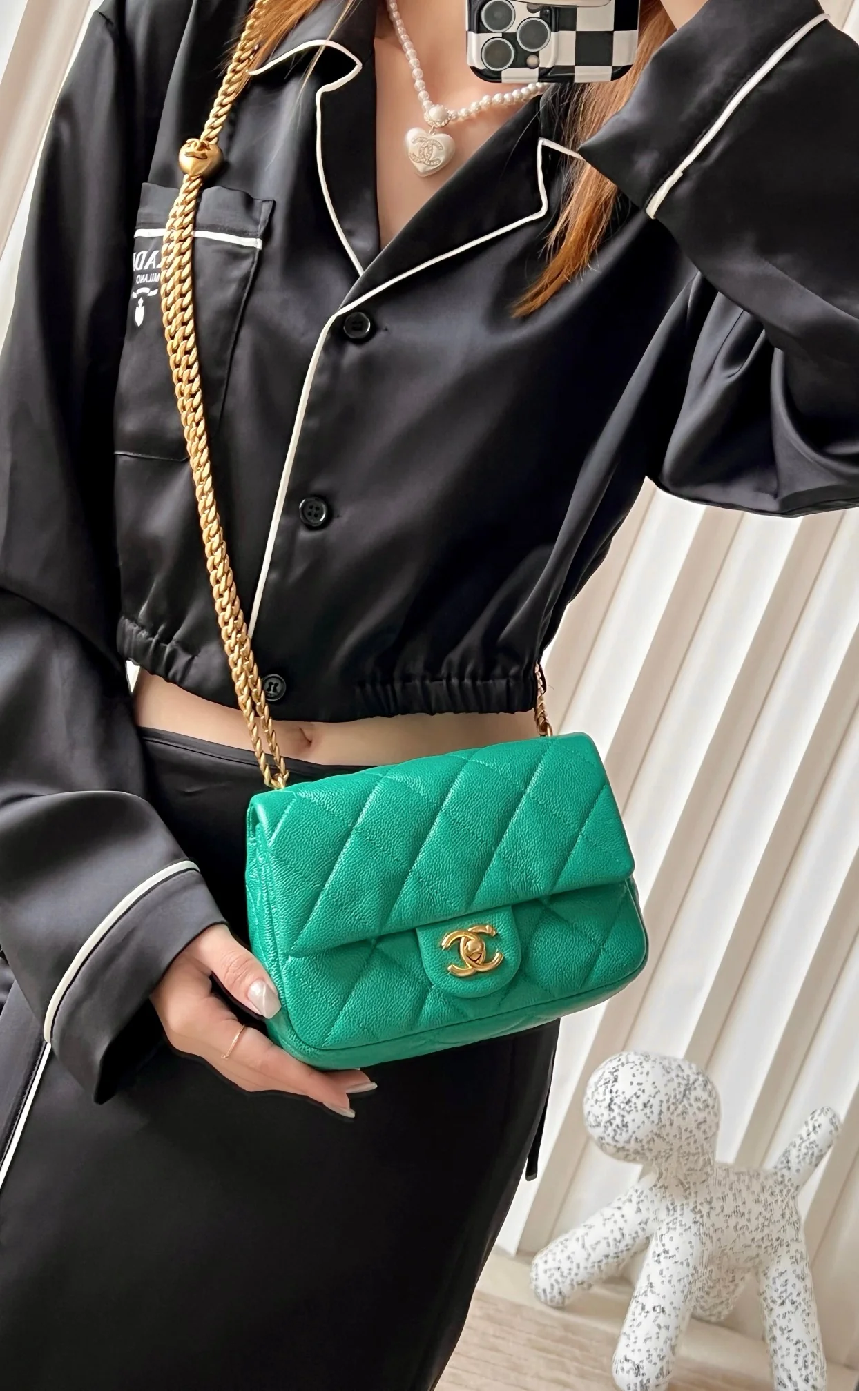 Новинка сезона весна/лето 2023 от Chanel - Сумка для тренировок в форме сердца - CF Bag - Маленький размер - Зеленый - Фотографии в одежде