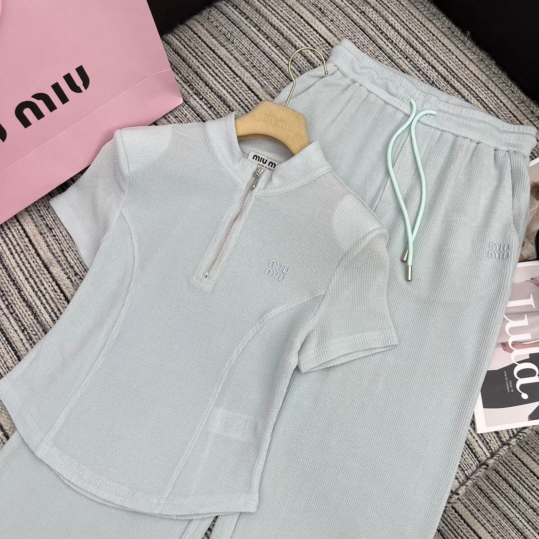 Miu Miu - 2404 - Коллекция весна/лето 2024 - Новый костюм Miu с воротником-стойкой, подплечниками и приталенным силуэтом - Серый