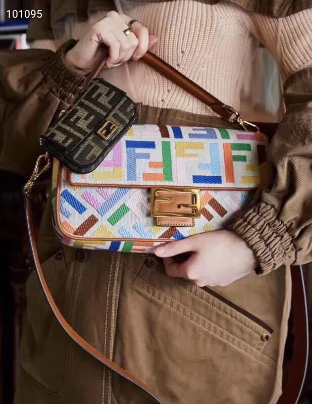 Сумка-багет Fendi — бежевая льняная с красочной вышивкой.