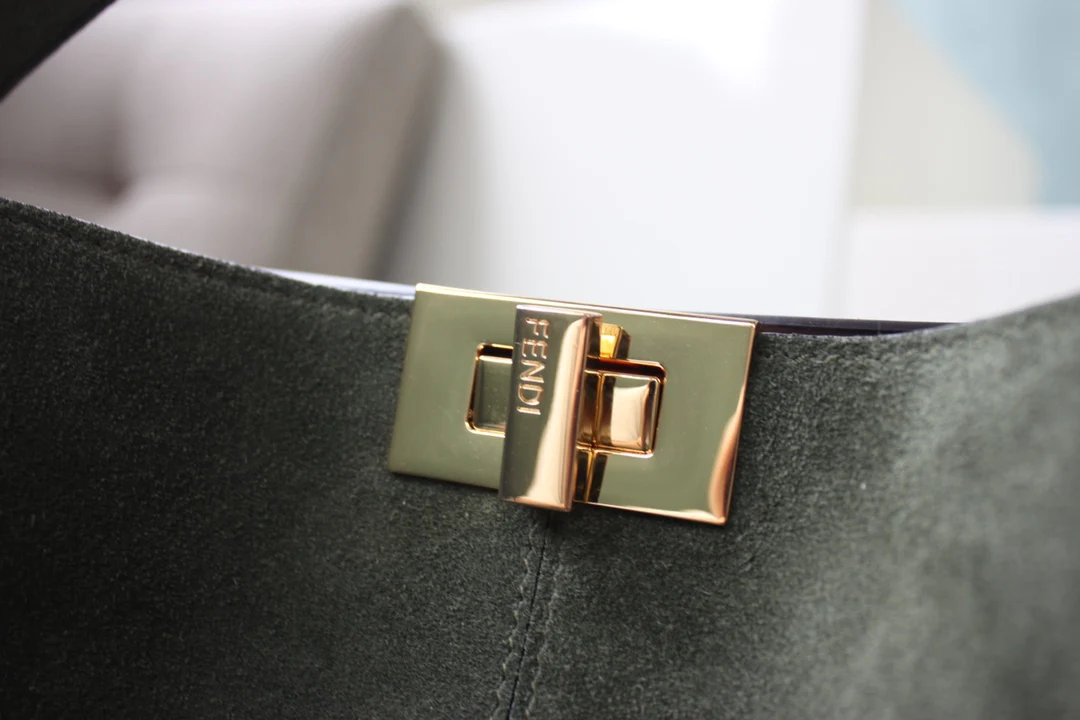 Сумка Fendi Peekaboo Lite Medium из зеленой замши.