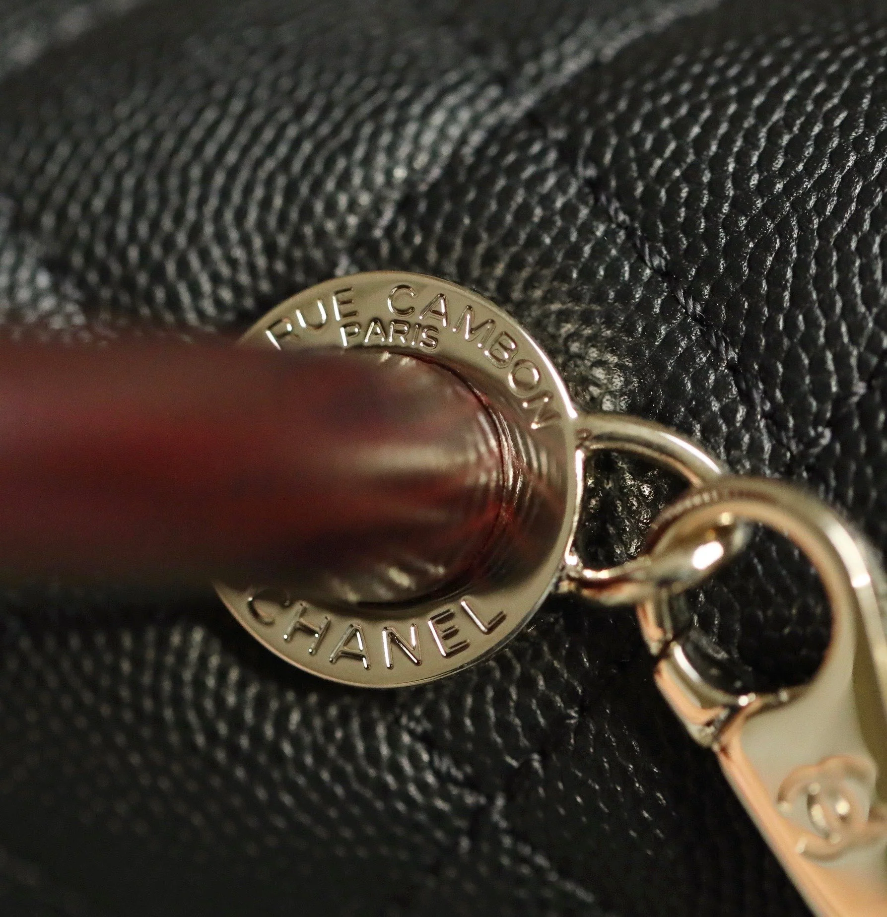 Мини-сумка Chanel Coco Handle — черная зернистая телячья кожа с бордовым ремешком на запястье — пряжка из светлого золота.