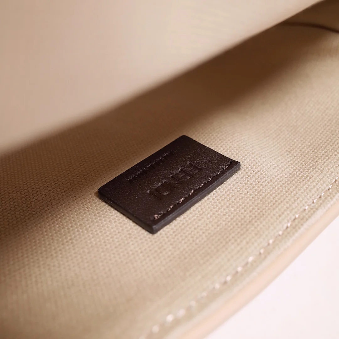 Сумка Fendi Baquette, маленькая, из розового холста.