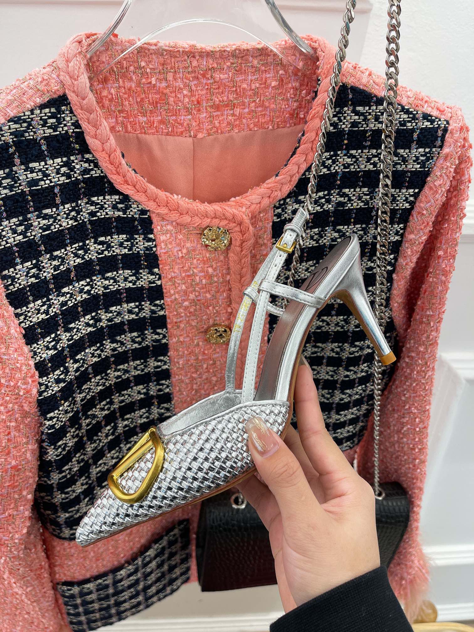 Новинка сезона весна/лето 2023 от Valentino - Босоножки на высоком каблуке V-Buck из плетеной кожи - 8 см - Серебристые