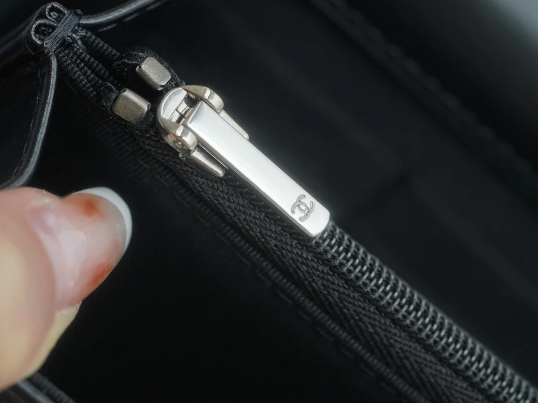 Chanel - Новая гармошка с ручками, украшенными стразами - Черная