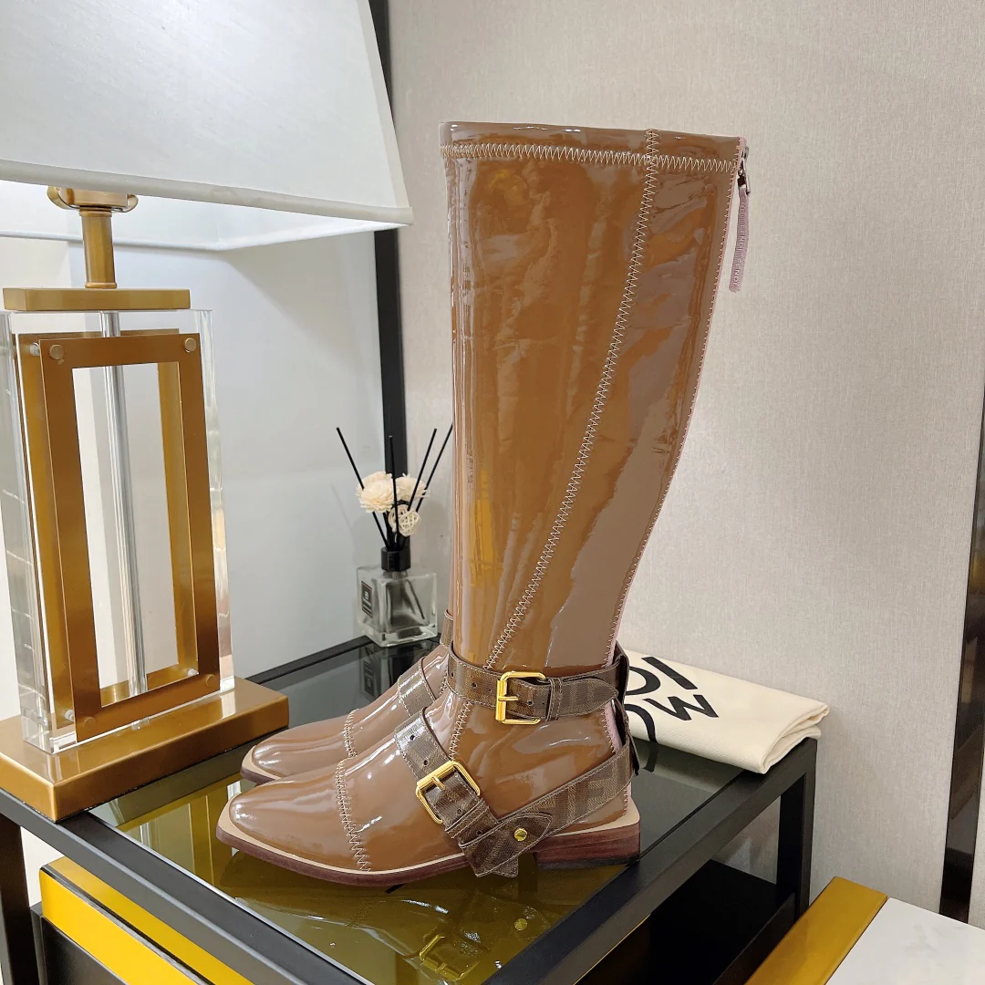 Новинка сезона осень/зима 2022 от Fendi - Ботинки из эластичной лакированной кожи, серия FFrame - Ботинки на плоской подошве