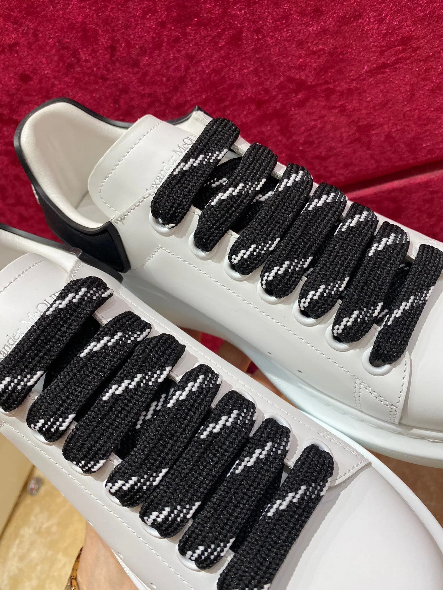 Классические белые кроссовки McQueen - Black Tail - 2