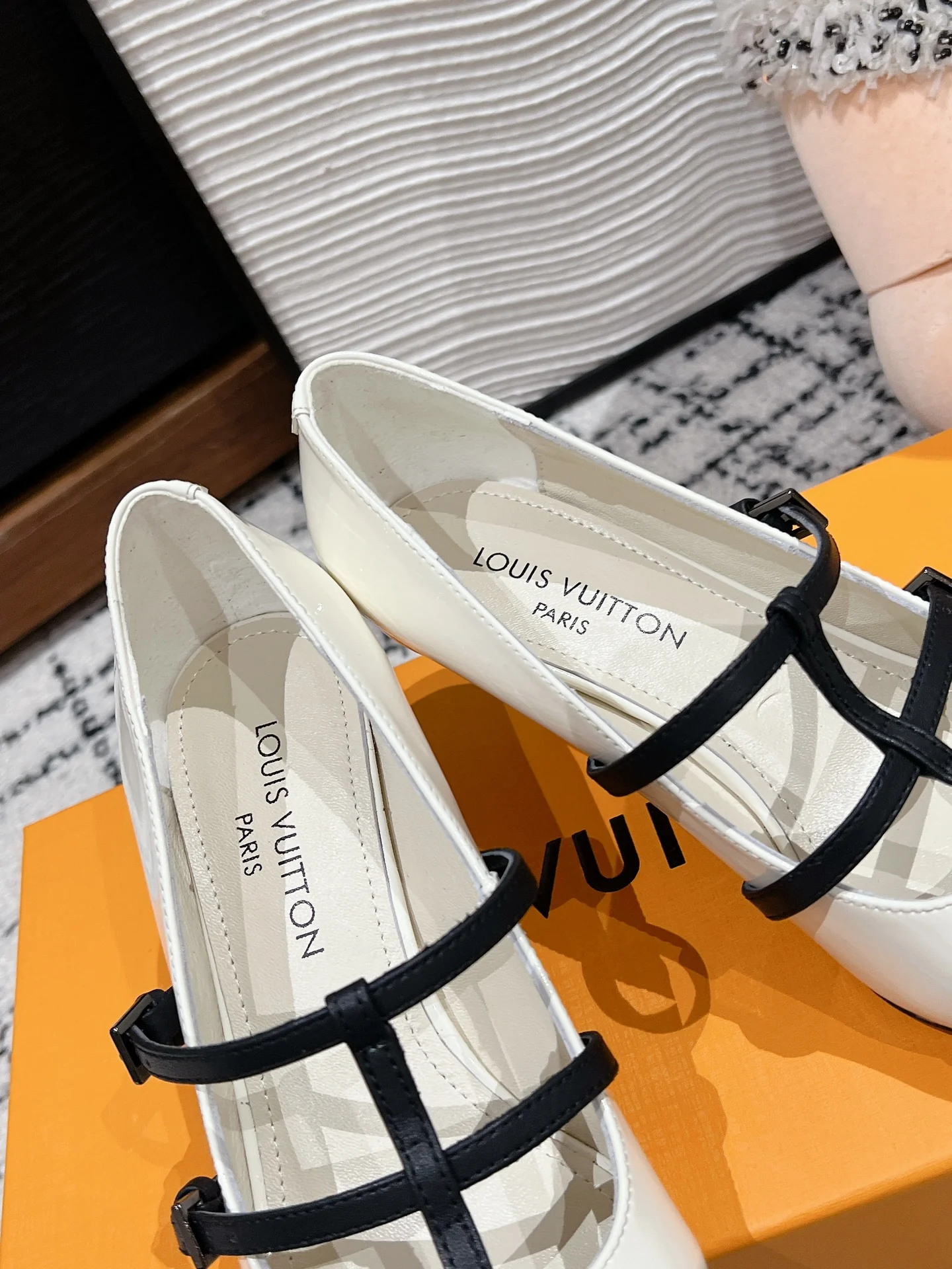 Туфли на высоком каблуке LV-2025 с двойным ремешком и острым носком - белые