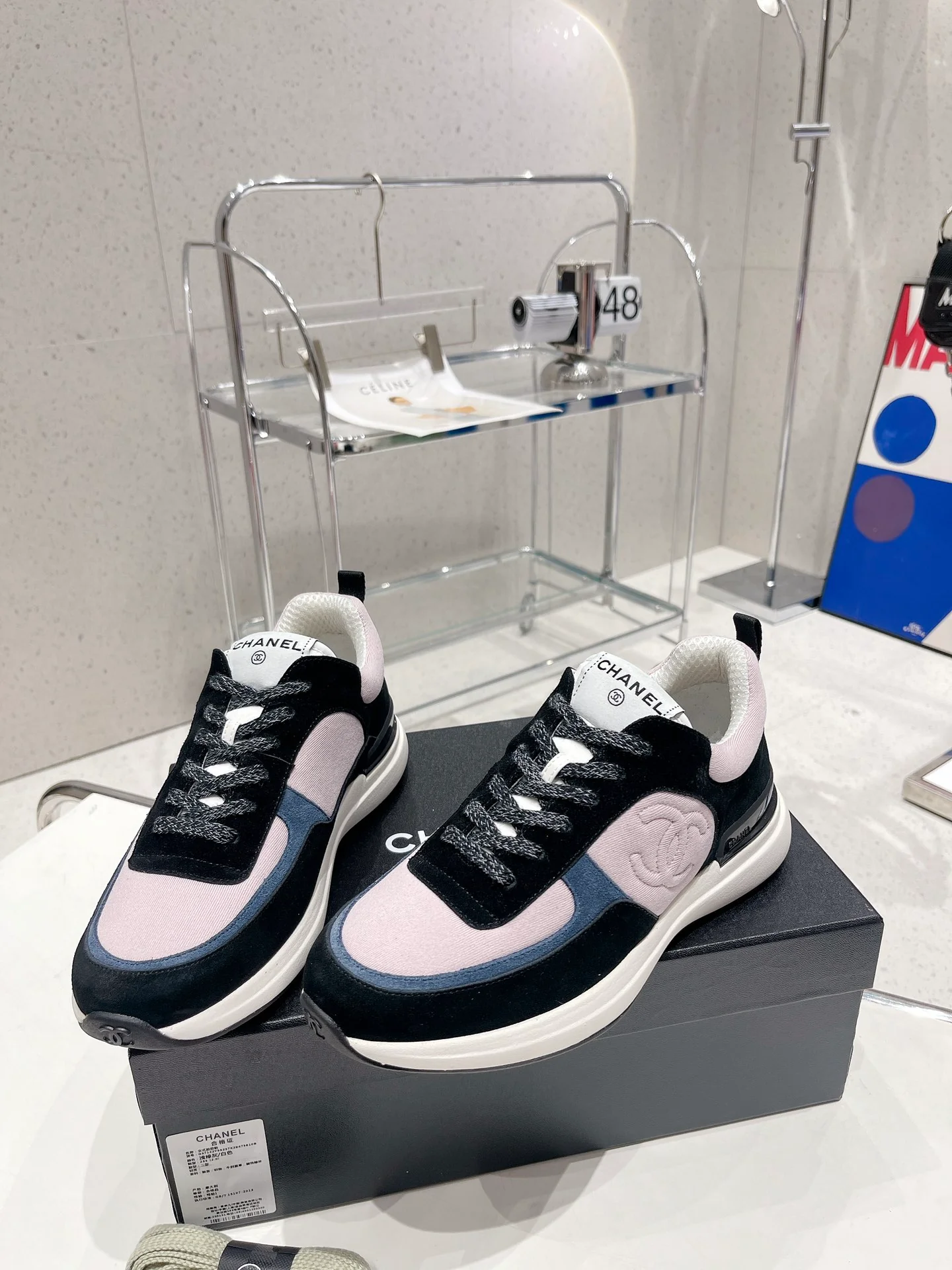 Повседневные кроссовки Chanel из коллекции весна-лето/зима 2022 — розовато-серые.