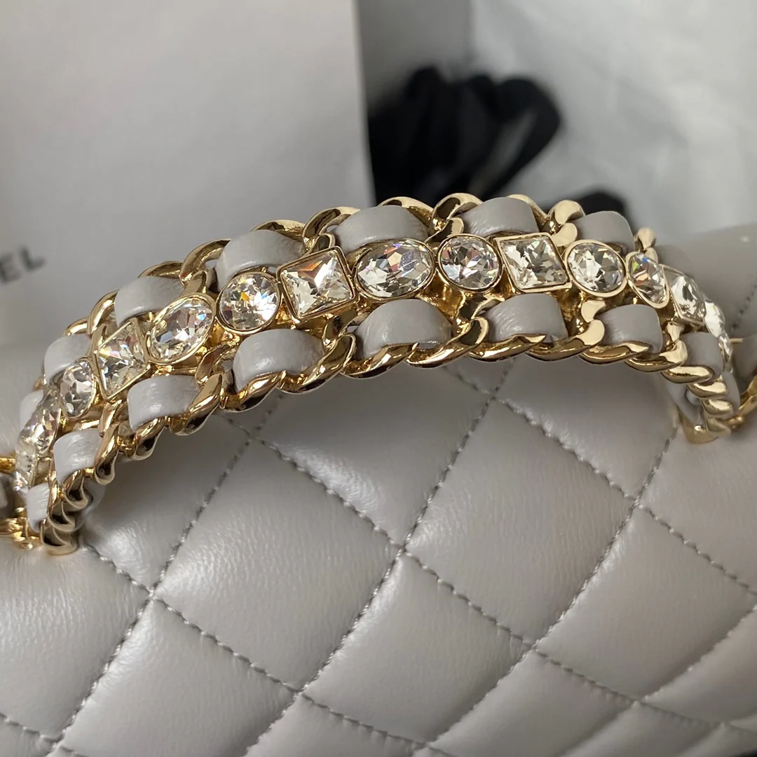 Коллекция Chanel Pre-Fall 2023 - Сумка CF с ручкой, украшенной стразами - Серая - 18 см