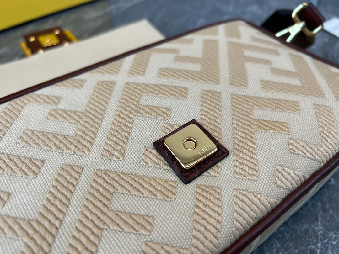 Сумка-багет Fendi — вышитая, бежевая.