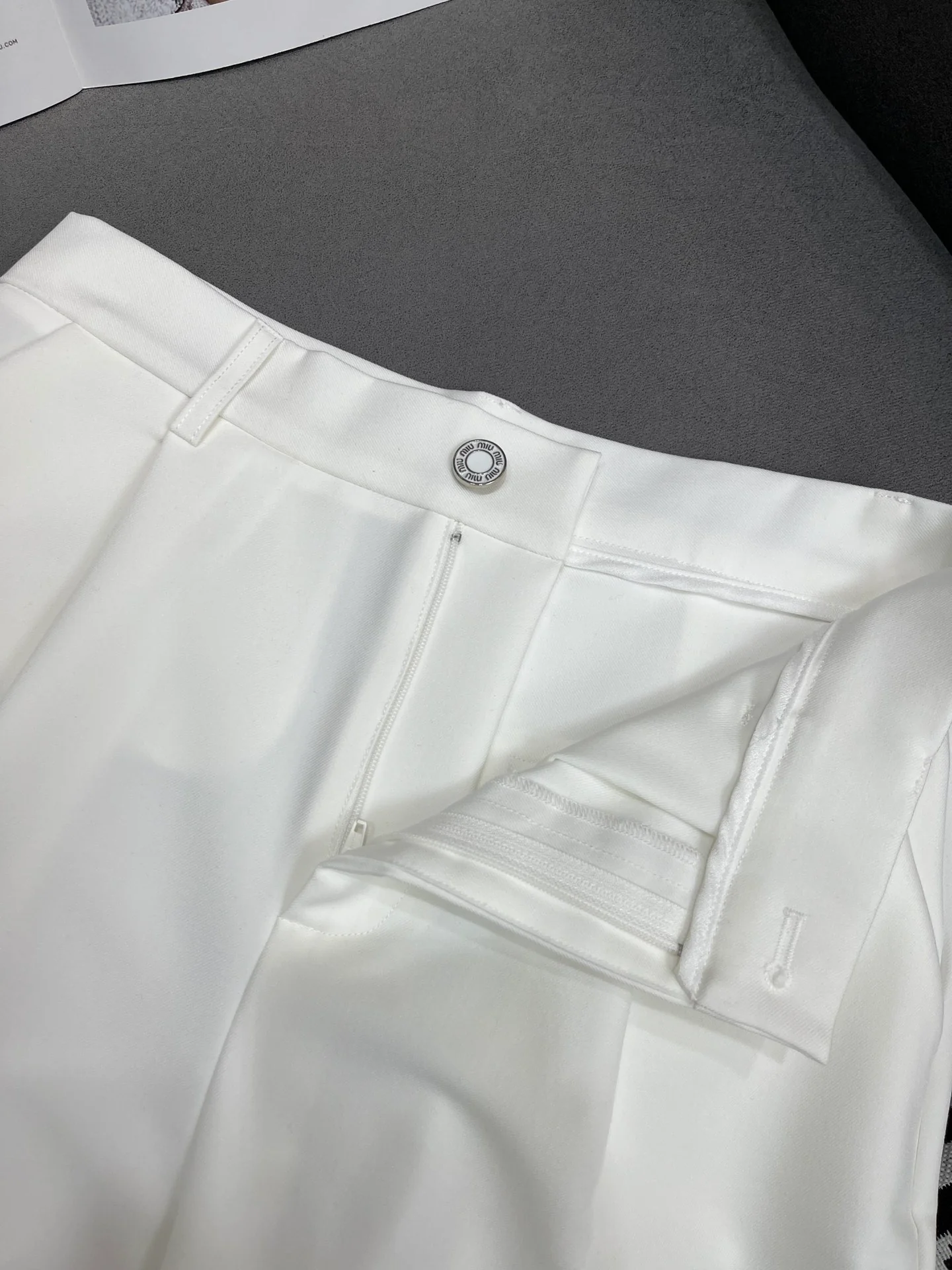 Miu Miu - 2404 - 24ss Весна/Лето Новые шорты с надписью и металлической пряжкой - Белые