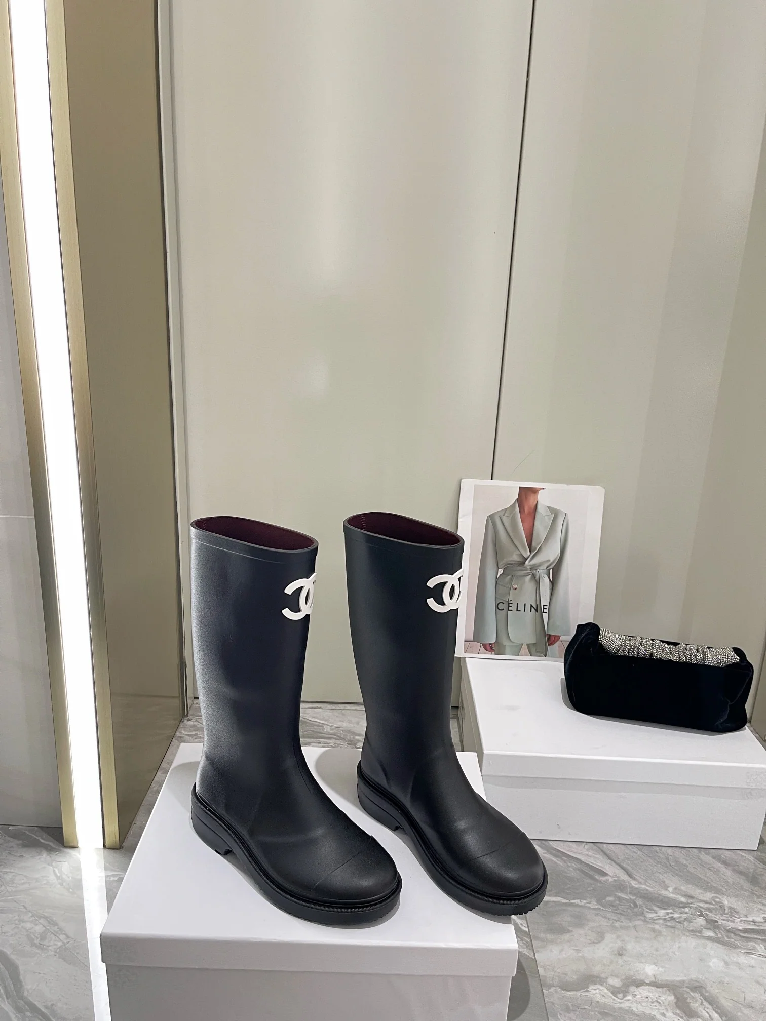 Резиновые сапоги Chanel среднего размера, преимущество