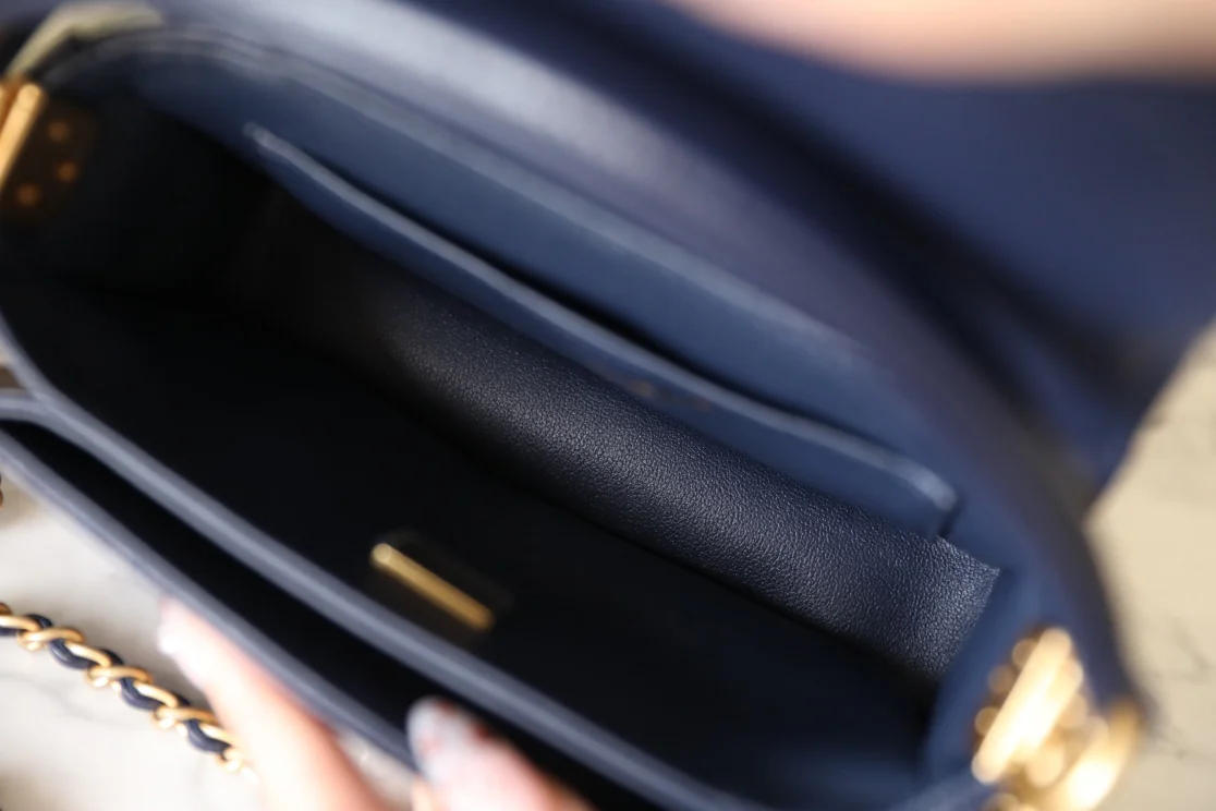 Мини-сумочка Chanel с клапаном и ручкой - синяя