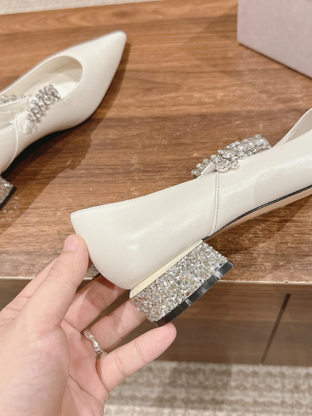 Туфли ?Мэри Джейн? от Jimmy с хрустальным ремешком на шее — белые — 1 шт.