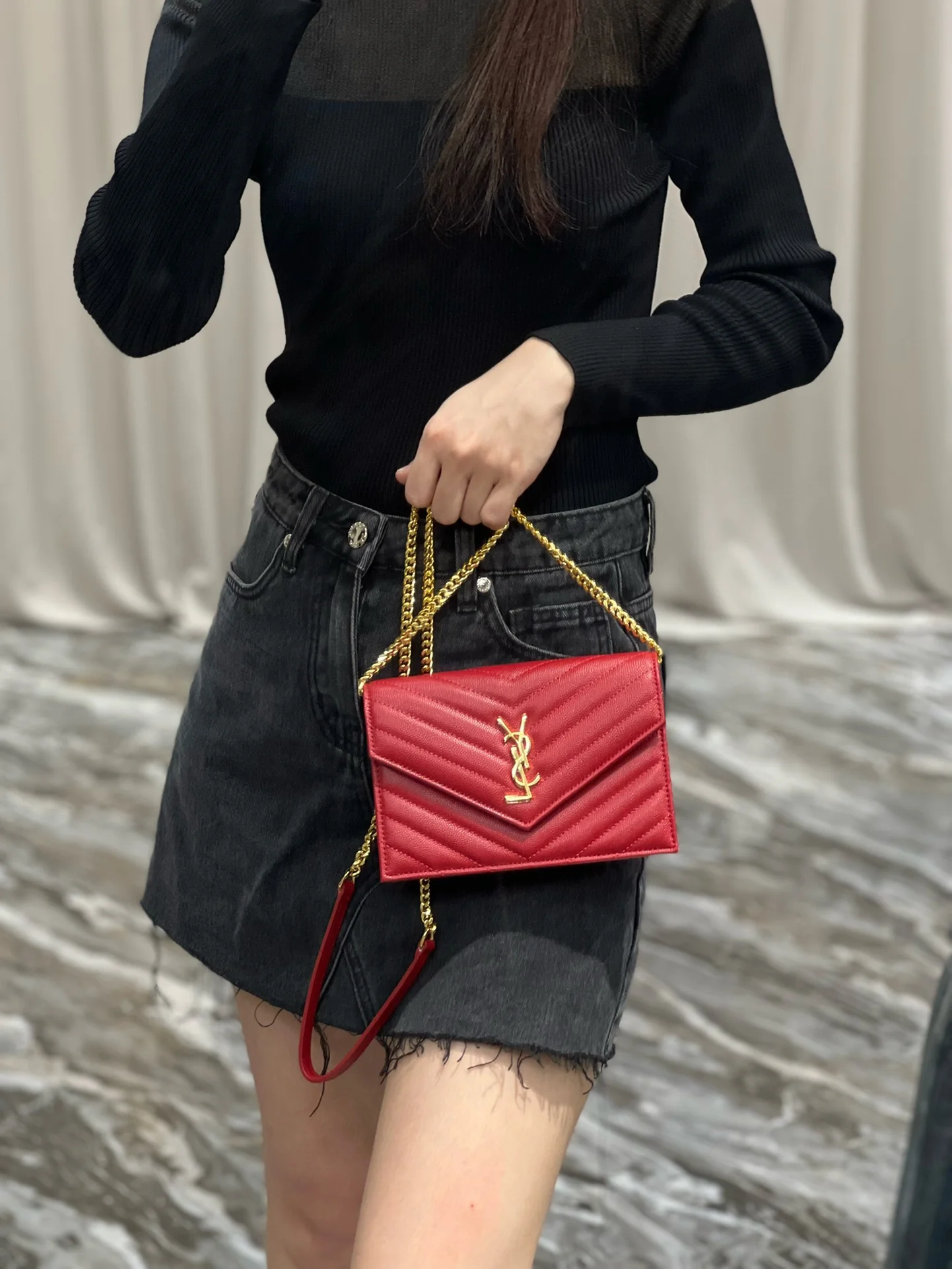 Сумка YSL WOC из икорной кожи, маленькая, красная.