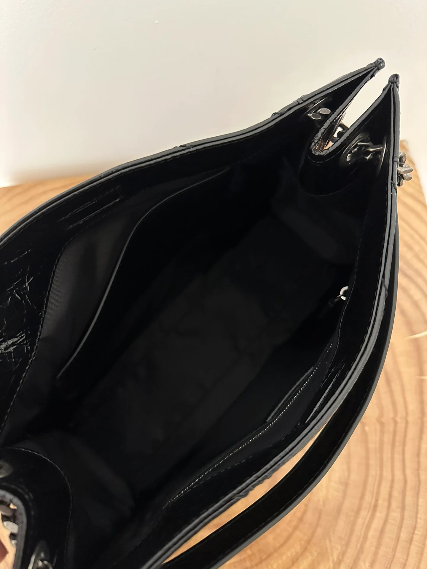 Сумка-шоппер YSL Niki с черной цепочкой из античного серебра.