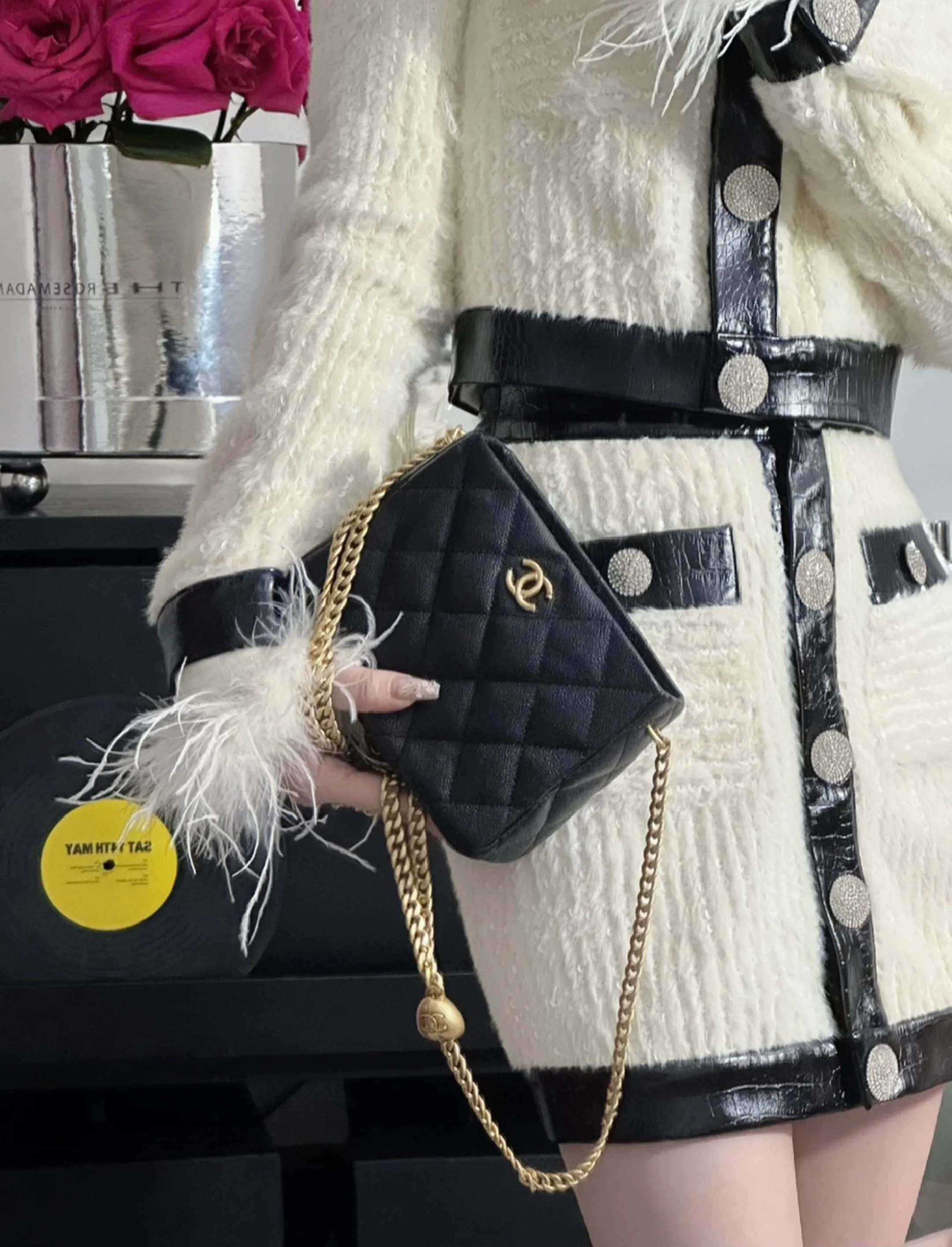 Новинка сезона весна/лето 2023 от Chanel - сумка-хобо в форме сердца - маленькая - черная - фотографии в действии.