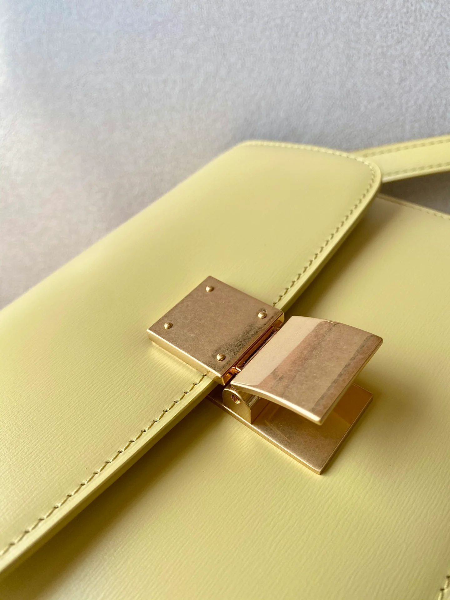 Сумка Celine Box-Tteen из полированной телячьей кожи — желтая.