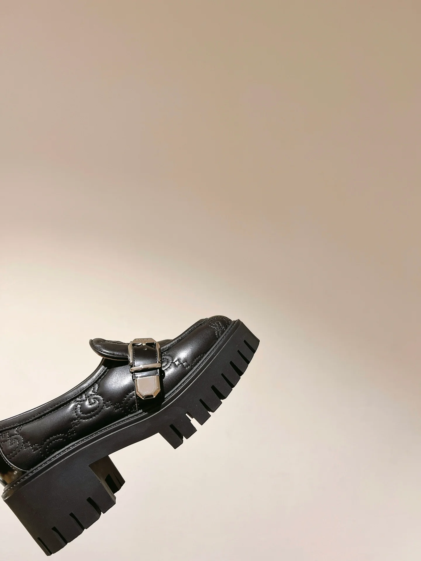 Лоферы Gucci с тиснением