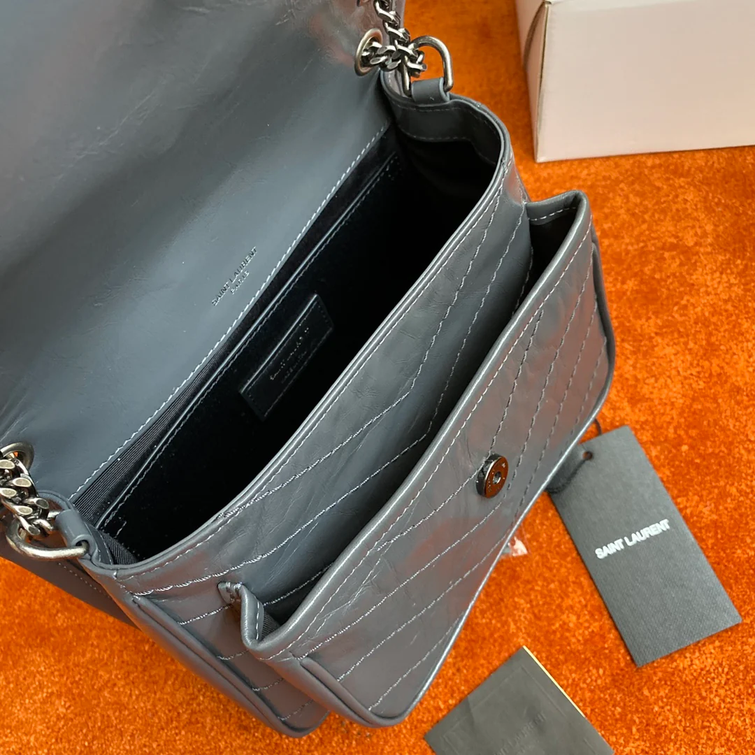 YSL - Маленькая модель Niki - Кожа коровы, обработанная маслом и воском, темно-серая - с пряжкой в ??виде D-образного кольца