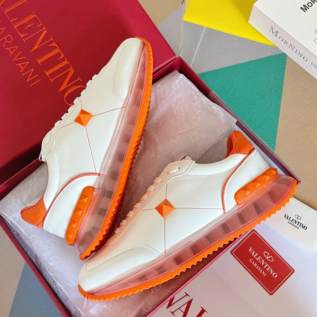 Valentino - Спортивные повседневные туфли с заклепками - Серия с заклепками по всей поверхности - Модель с воздушной подушкой - Парный стиль - Оранжевая отделка
