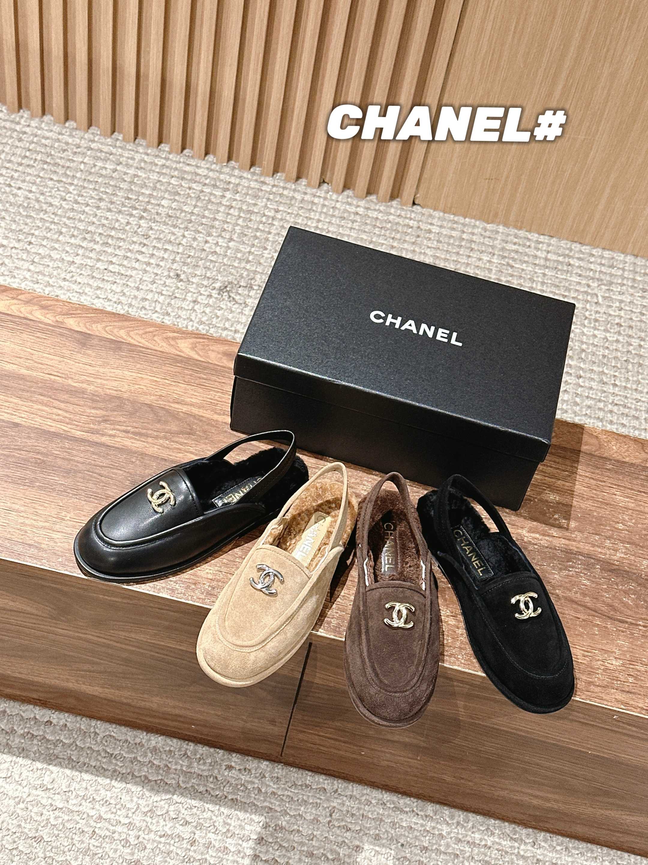 Новая коллекция Chanel 2025 года, начало осени: меховые туфли из черной замши.