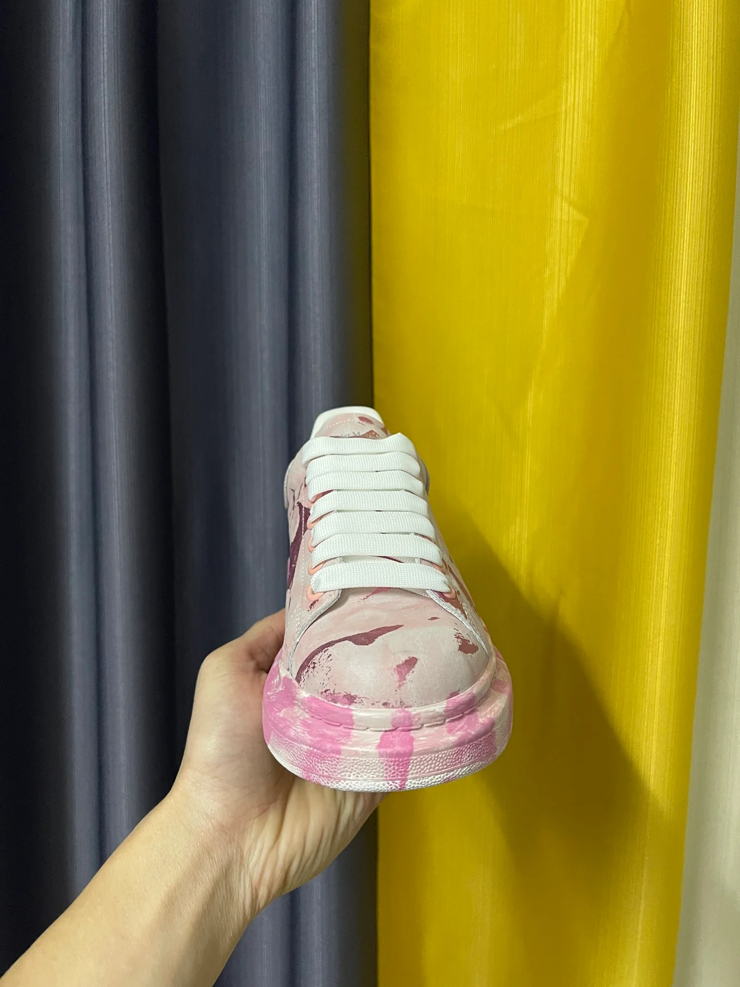 Классические белые кроссовки McQueen - унисекс - розово-золотой граффити