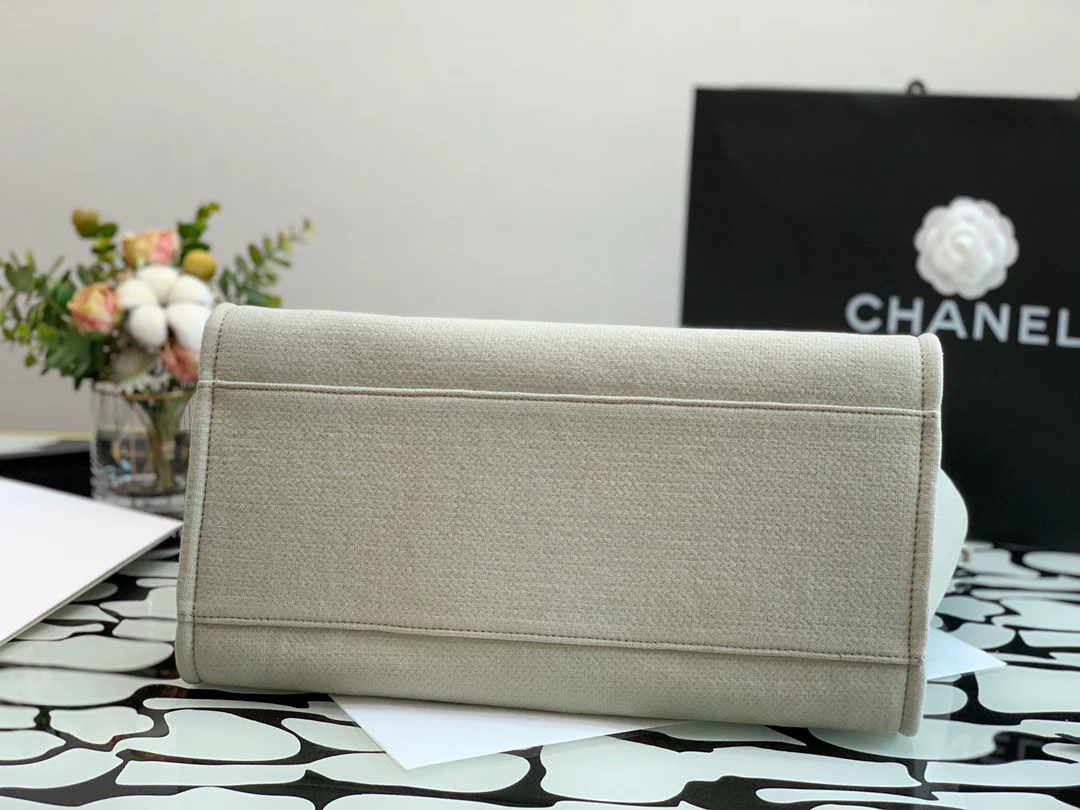 Пляжная сумка Chanel из коллекции осень/зима 2022 — бежевая — большая.