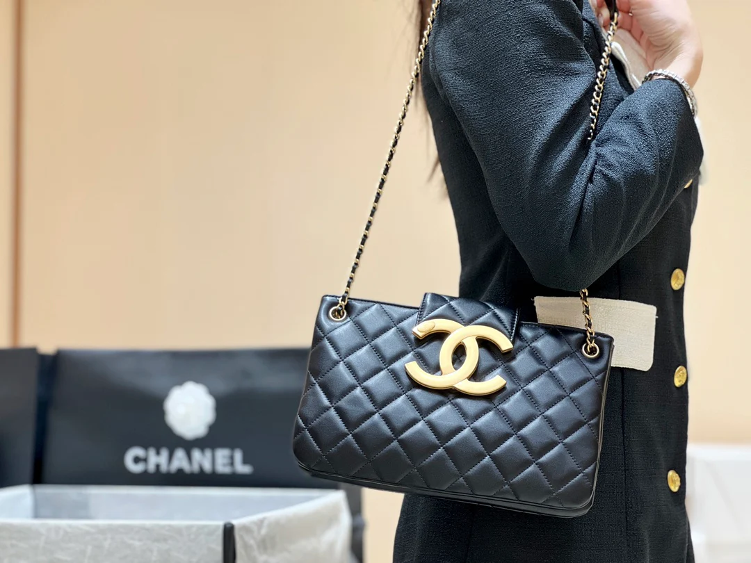 Новая коллекция Chanel ?Ранняя весна? — 24c — Большая ретро-сумка-шоппер с двойной буквой C — Черная