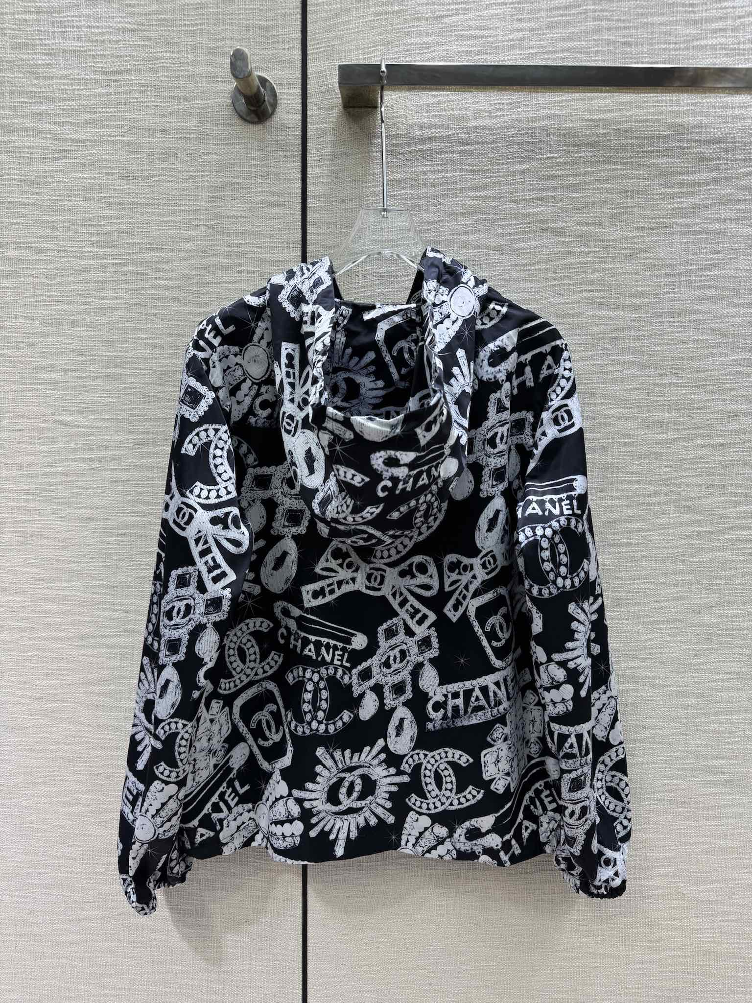 Куртка Chanel 2403 с капюшоном, напечатанная на 3D-принтере.