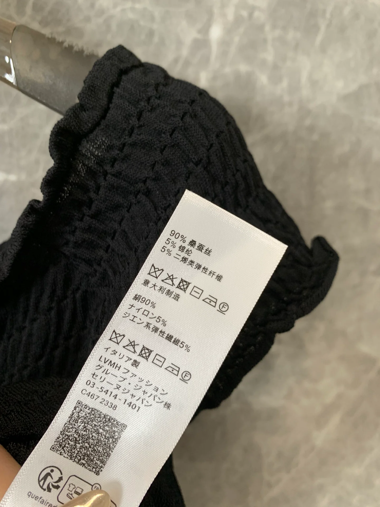 Celine - 2404 - 24ss Весна/Лето Новинка: Укороченный топ с плиссировкой и открытыми плечами