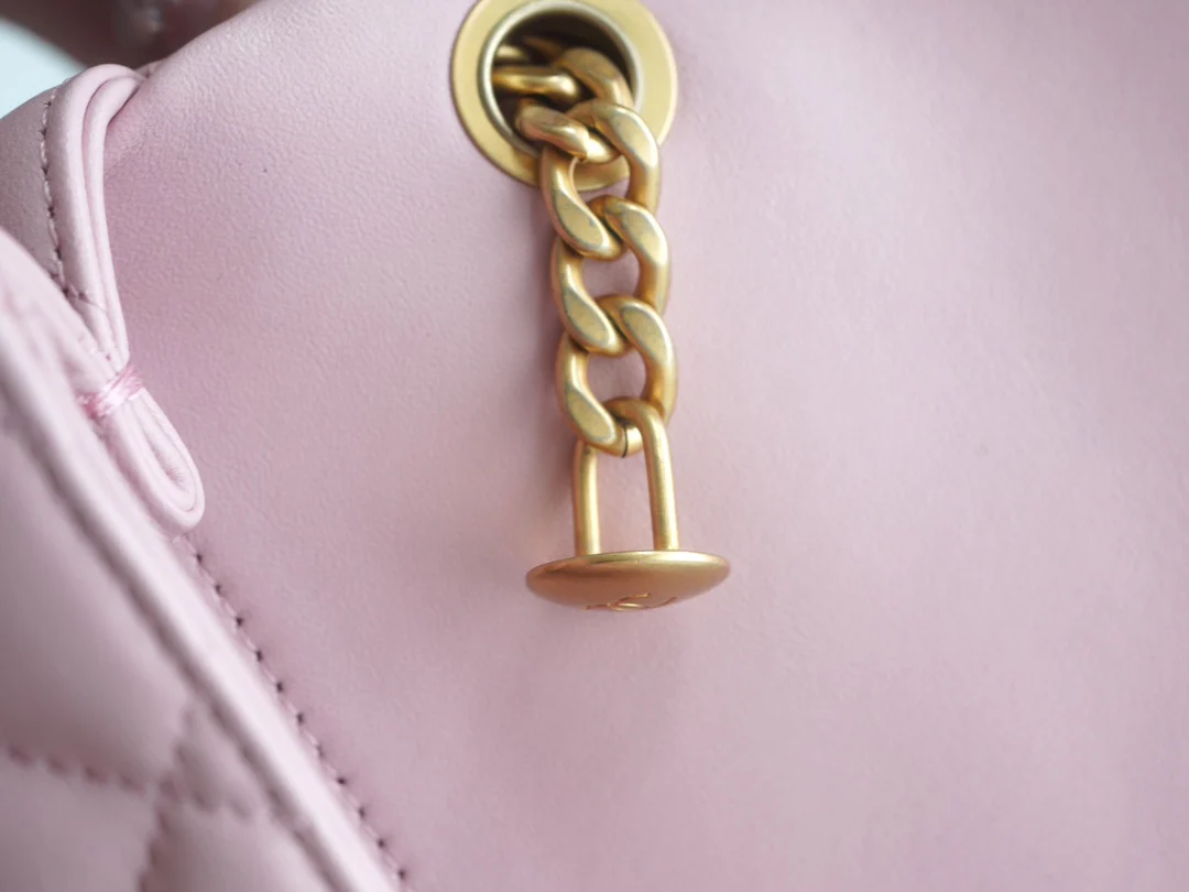 Пряжка Chanel 23 с декором в виде камелии - розовая