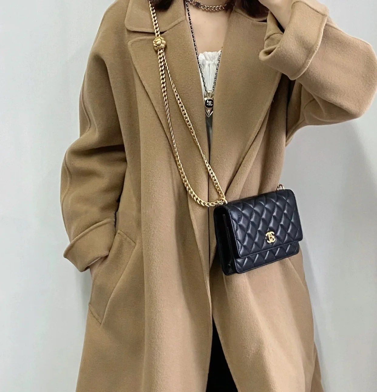 Весенняя коллекция Chanel 2023 - Регулируемая пряжка Camellia WOC - Овечья кожа - Черный - 19 см