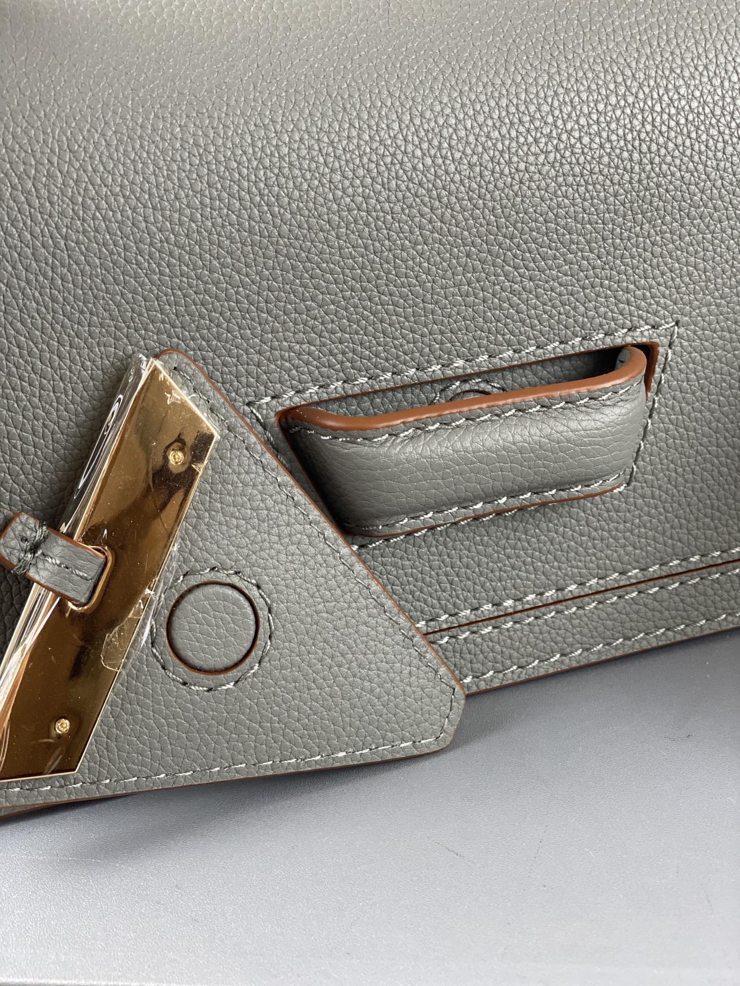 Новая версия сумки Loewe 2020 года - Треугольная сумка - Мягкая зернистая кожа - Телячья кожа