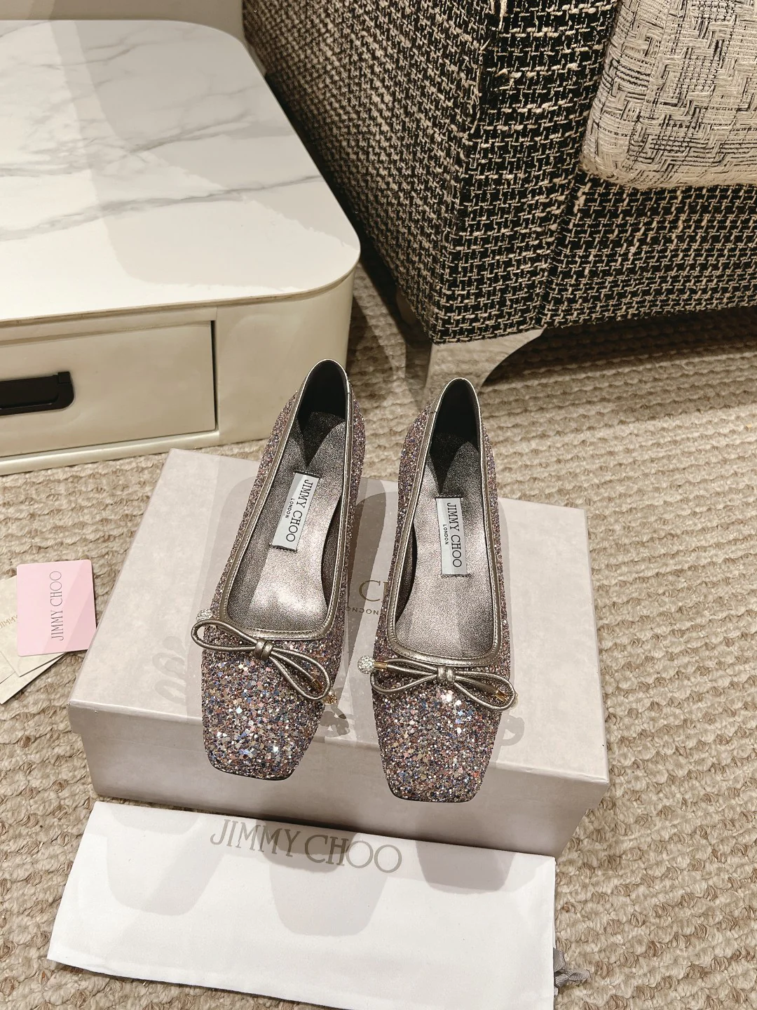 Jimmy - Простые туфли на низком каблуке с острым носком - Серебристые