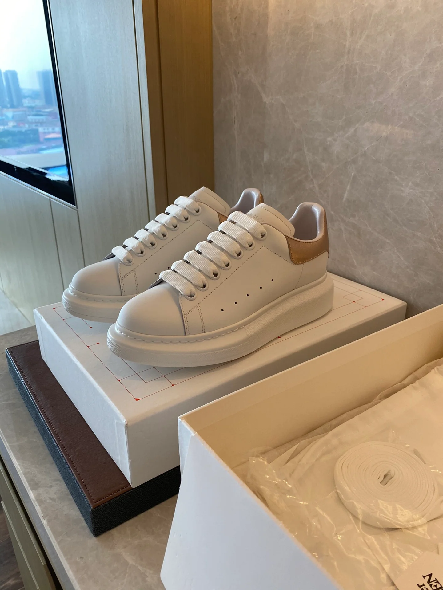 Классические белые кроссовки McQueen - ярко-оранжевые