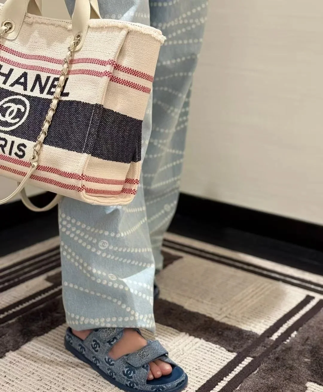 Пляжная сумка Chanel 25c, косметичка, красно-синяя.