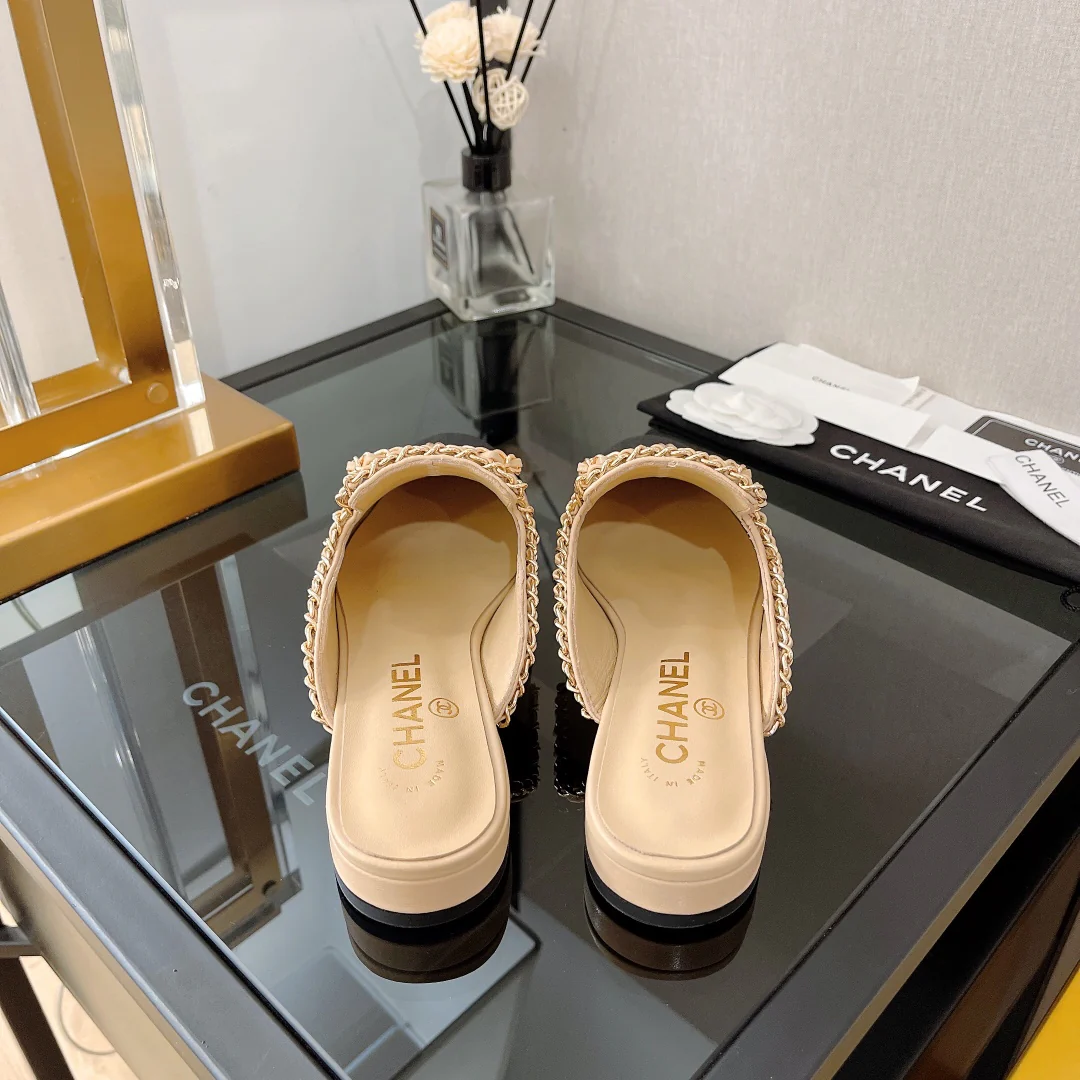 Кожаные мюли Chanel с цепочкой и бантом.