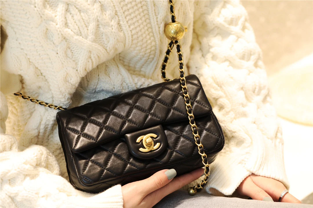 Chanel - Золотая сумка-клапан с шариком из углеродного волокна