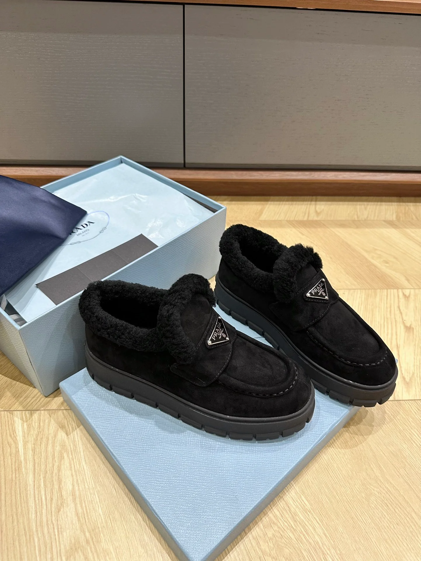 Prada - Замшевые шерстяные лоферы - Черные