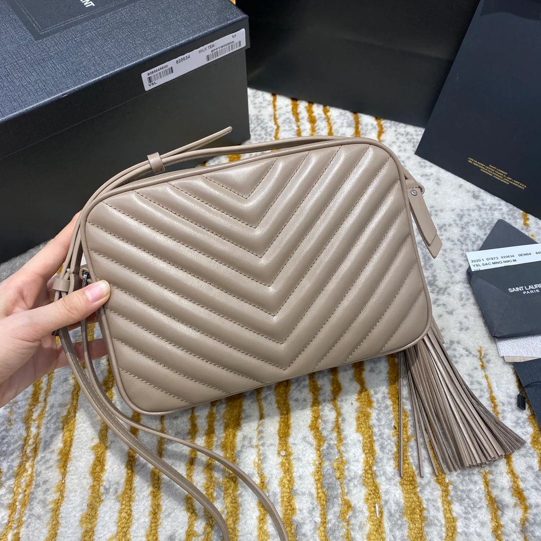 Фотосумка YSL Lou Bag — цвет ?Молочный чай?, серебристая застежка, абрикосовый оттенок.