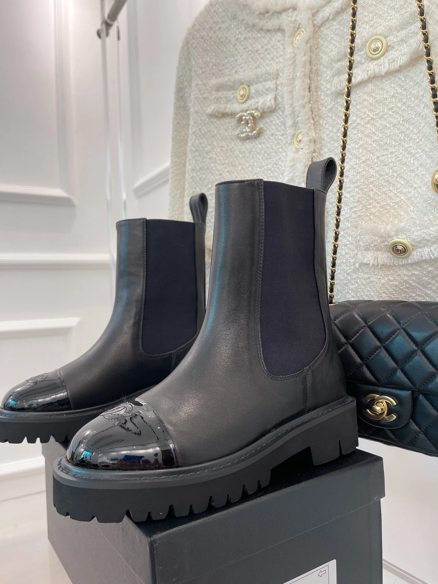 Новинка сезона осень/зима 2023 от Chanel - Ботильоны с круглым носком - Черные