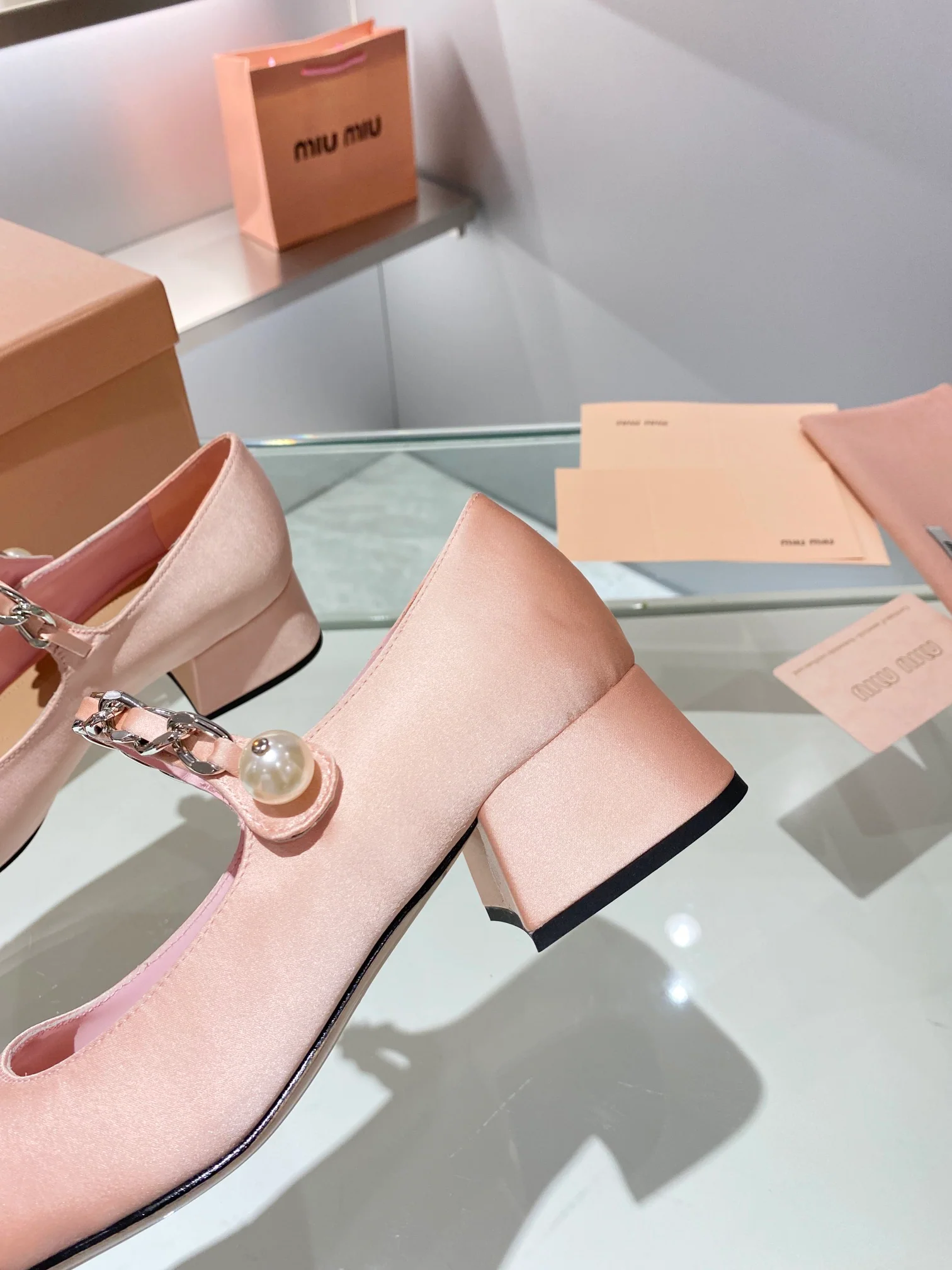 Новинки коллекции Miu Miu осень/зима 2023 - Балетки - Туфли на низком каблуке - Розовые