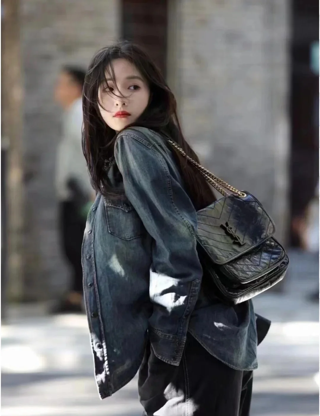 Часы YSL Niki Baby 28 см, кожаные, черные, с золотой цепочкой — на фото.