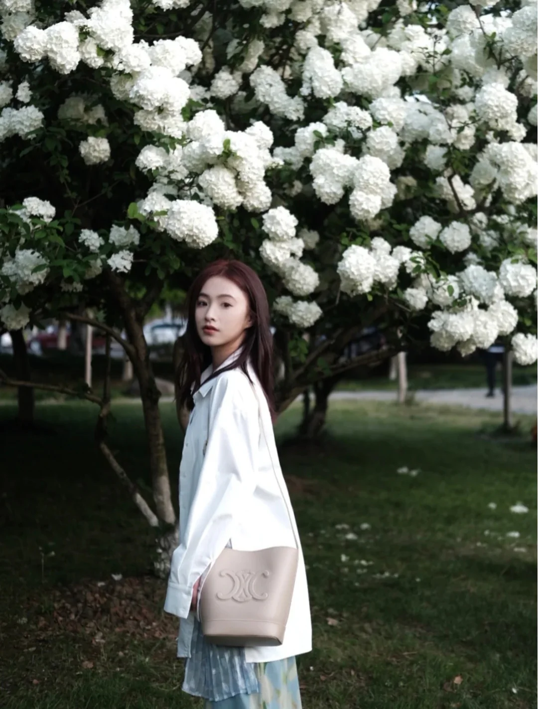 Новинка сезона весна/лето 2022 от Celine - Маленькая кожаная сумка-ведро Cuir Triomphe - 2 шт.