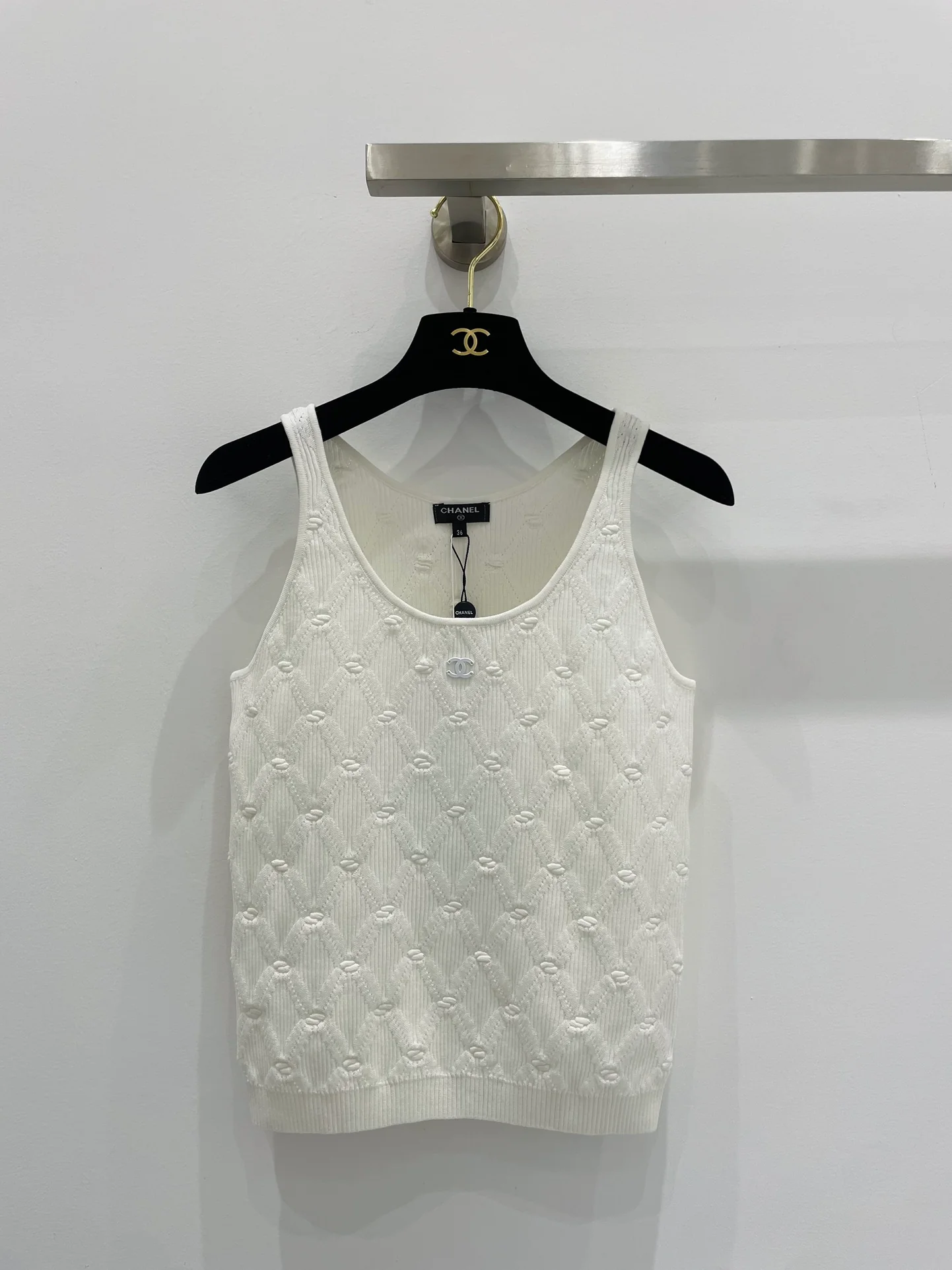 Жилет Chanel 2404 с бриллиантовой жаккардовой отделкой - белый