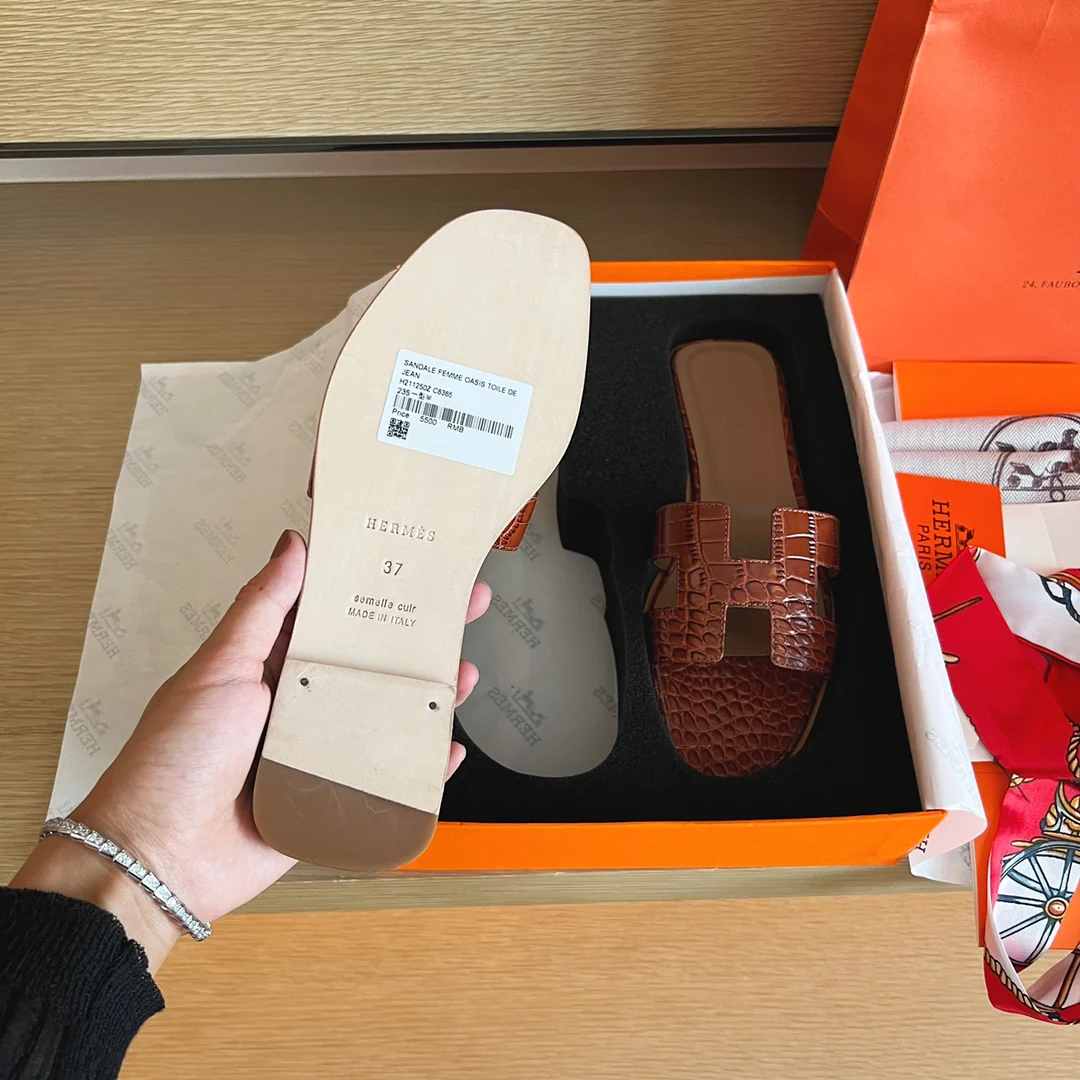 Классические тапочки Hermes с буквой H — крокодиловая кожа — коричневые